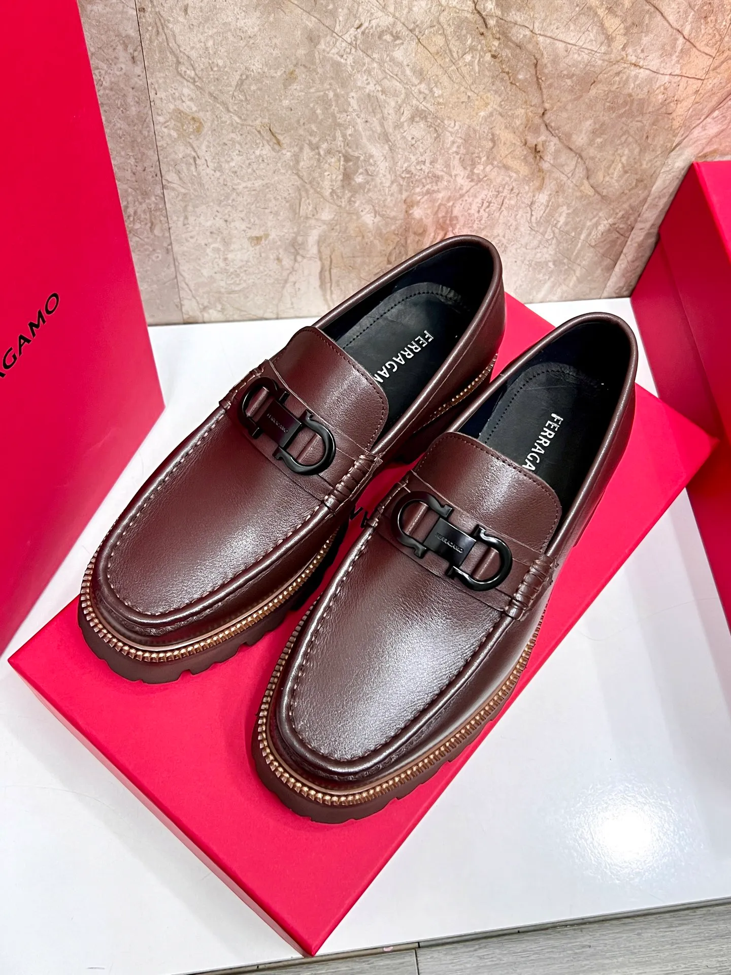 Original quality P580 Brand: Ferragamo Standard size: Men's size 38/44 (45.46 can be customized) Grade: Same style as the official website High-quality men's shoes Material: Customized first-layer calfskin with water-dyed cowhide lining Cowhide tiptoe Original non-slip and wear-resistant rubber outsole Style category: Men's formal business leather shoes are young and fashionable European and American trends British style Casual matching and comfortable feet Color: actual picture